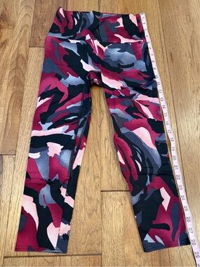 K-DEER Courage Print Cropped Leggings Size Small Burgundy Pink Camo Yoga
